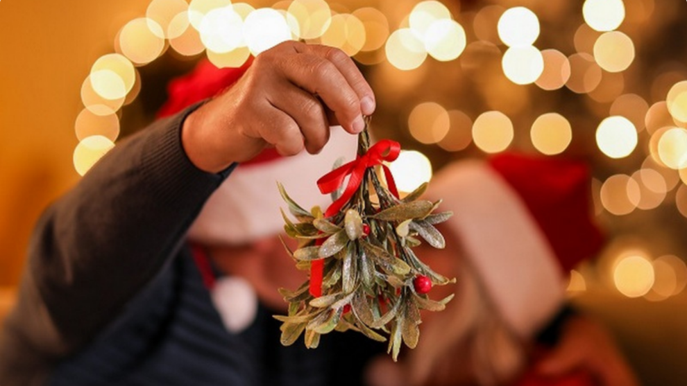 IL BACIO SOTTO AL VISCHIO DI NATALE: IL MISTERO OLTRE IL GESTO ROMANTICO